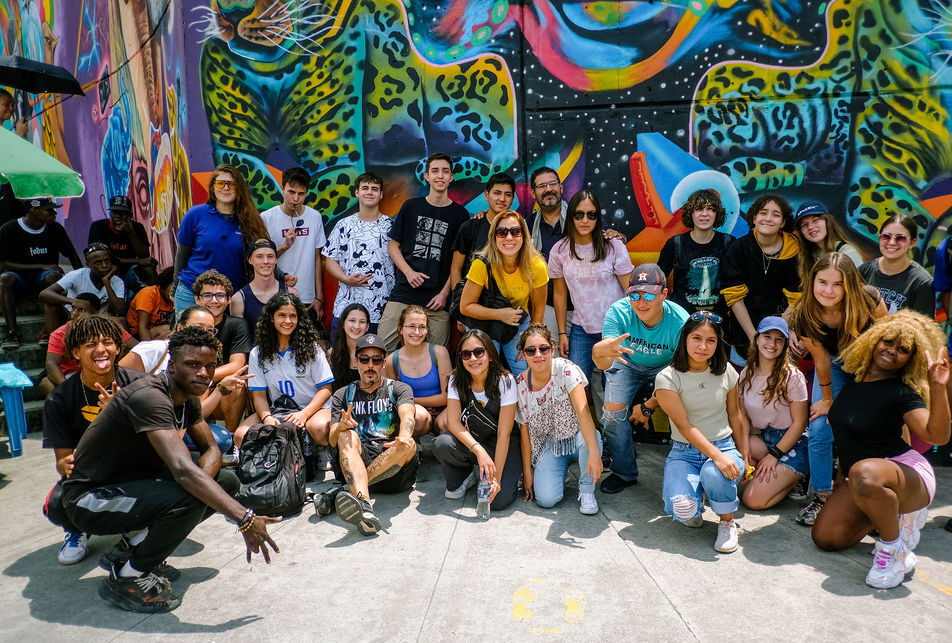 People smiling in Comuna 13